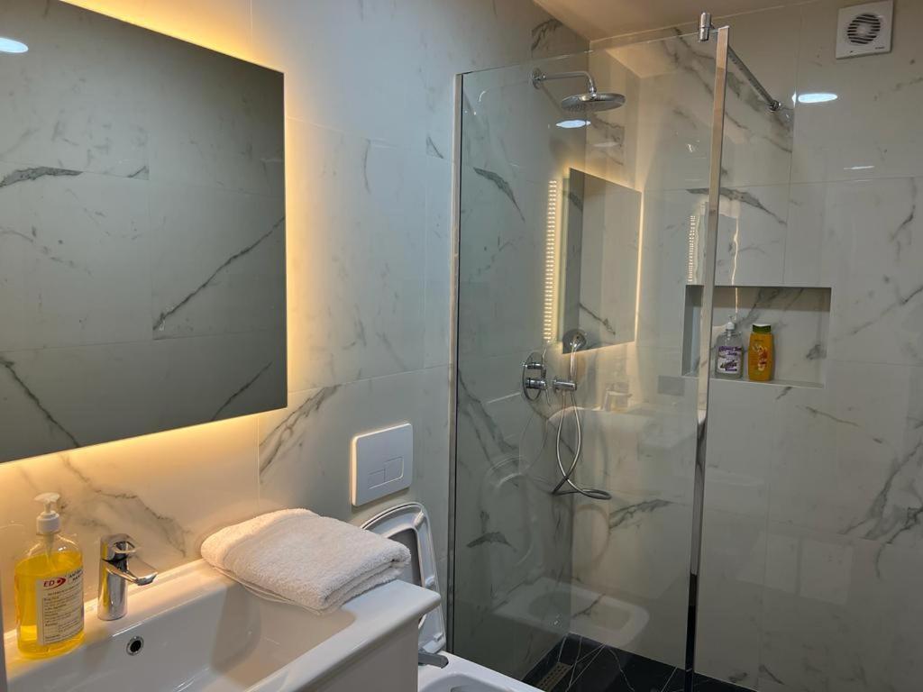 Djakbe Hotel ティラナ エクステリア 写真