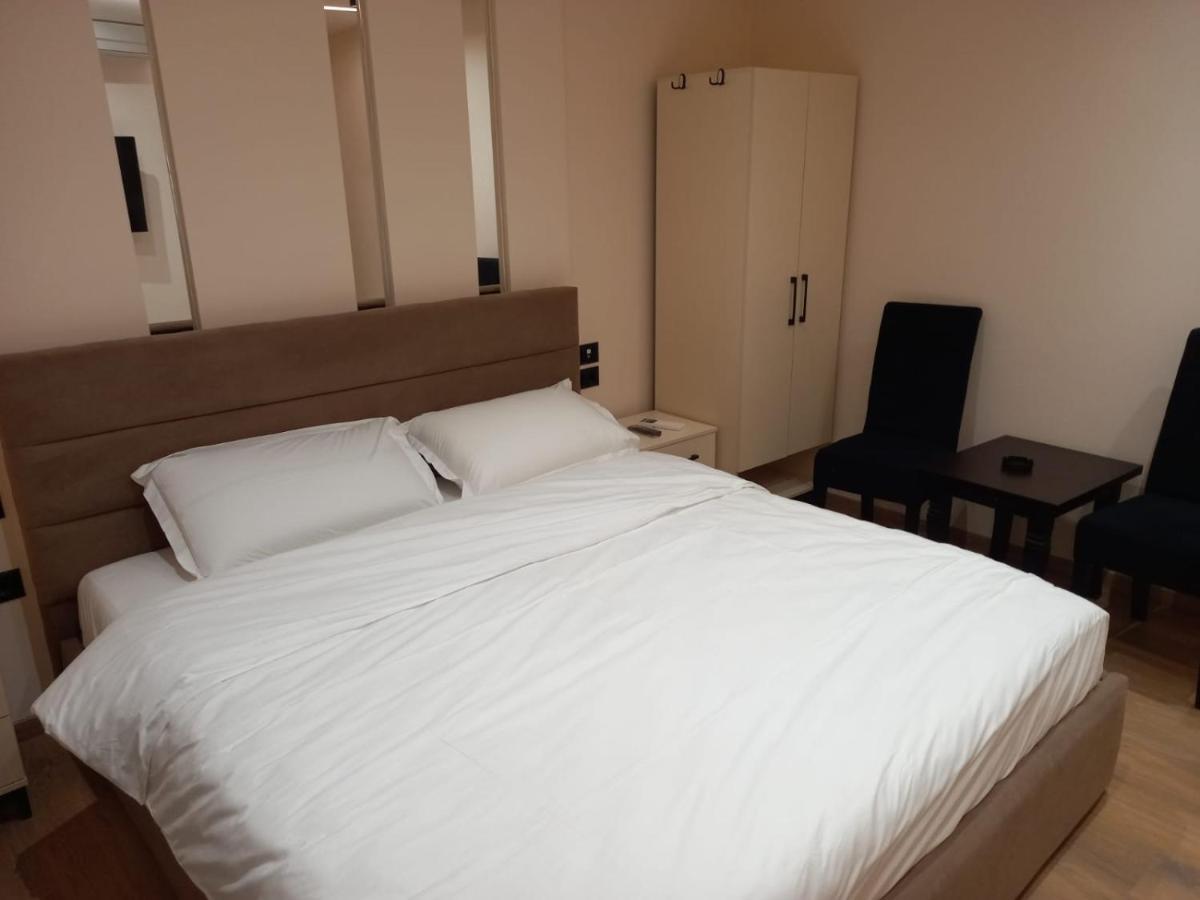 Djakbe Hotel ティラナ エクステリア 写真